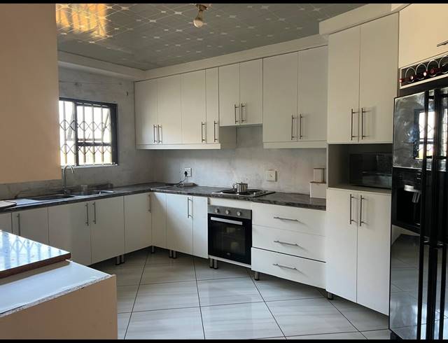 6 BEDROOM HOUSE FOR SALE IN SIBASA